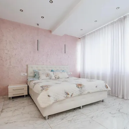 Sky High Living In A Modern 1-bedroom Retreat Apartament *